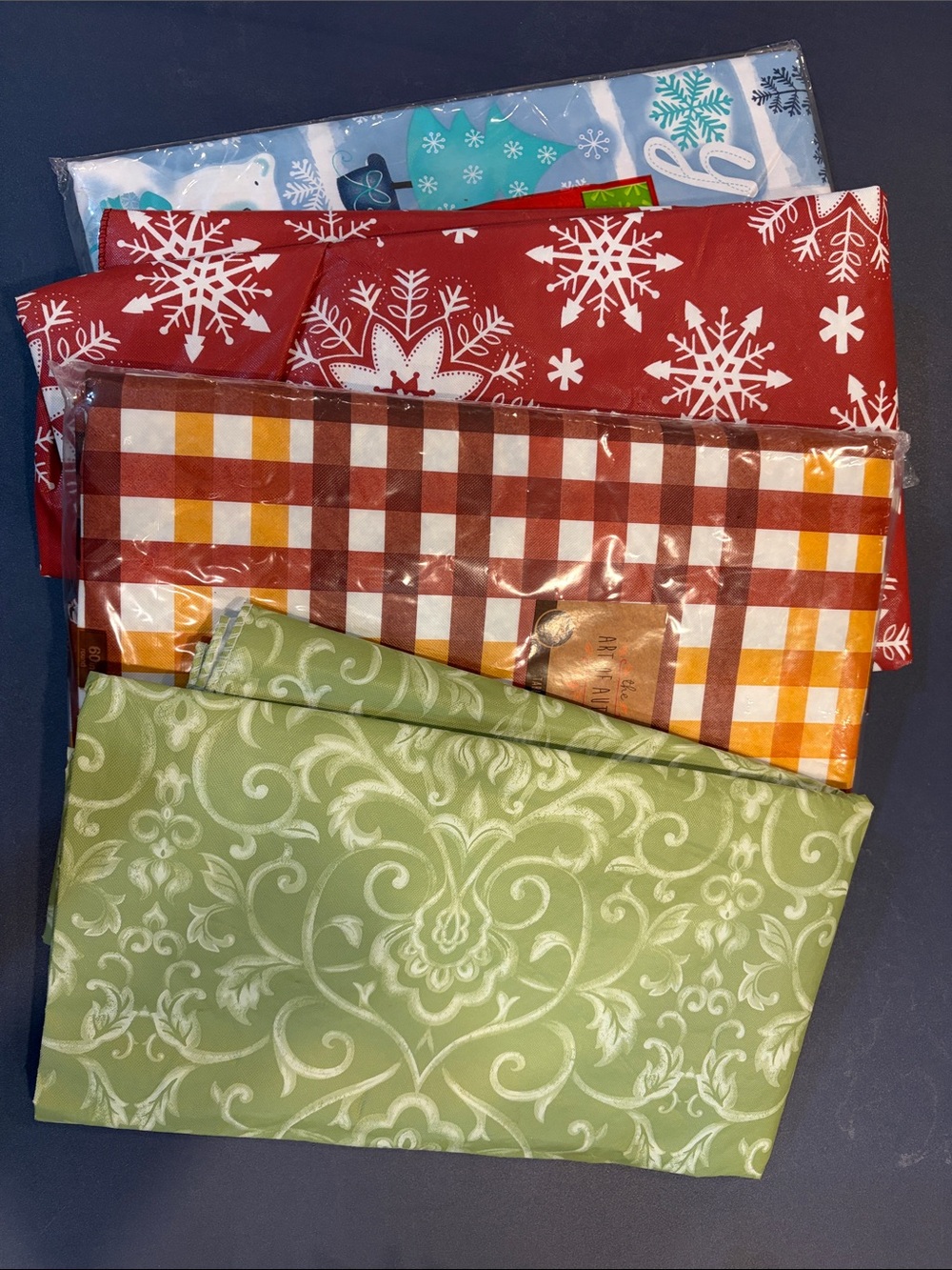 4 vinyl tablecloths